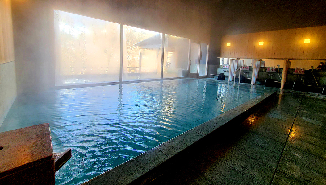 四季を映し出す開放的な温泉