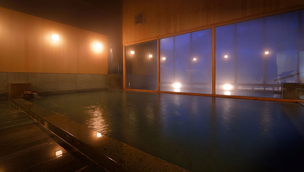 四季を映し出す開放的な温泉