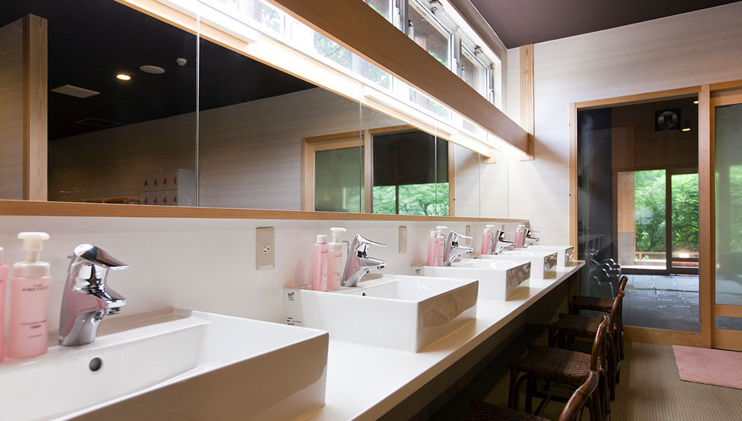 四季を映し出す開放的な温泉